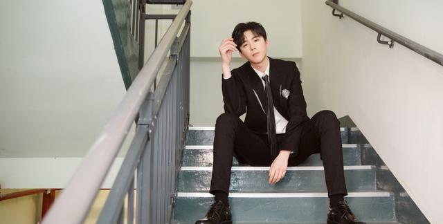 189cm刘宇宁,穿紧身裤配西装,大长腿抢镜,身材比例惊艳