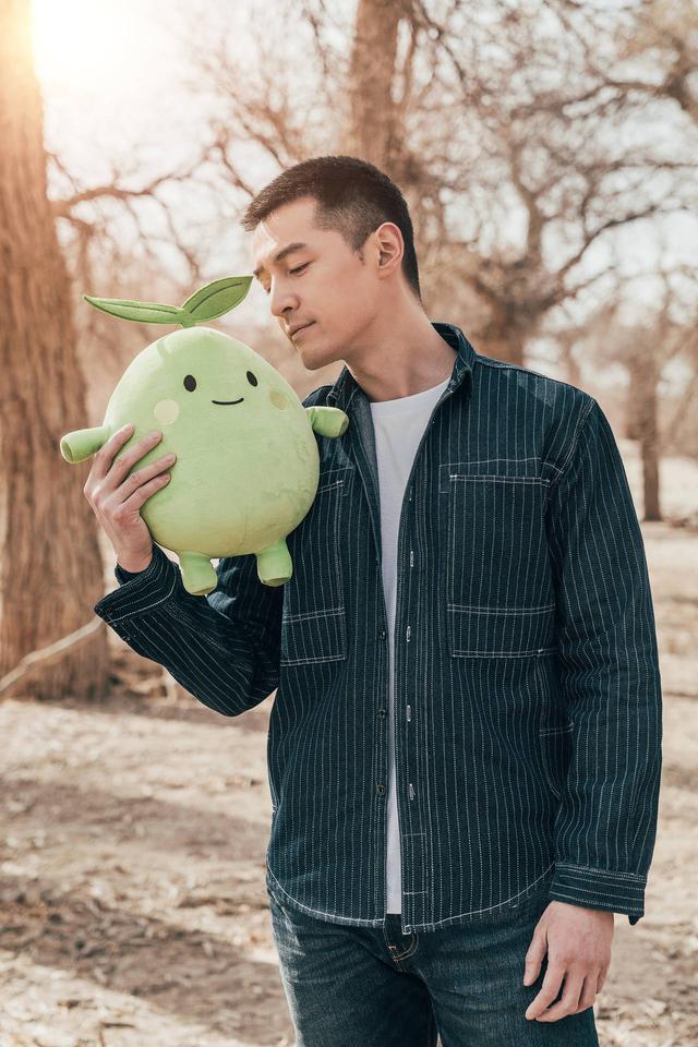 胡歌时尚大片,科幻感十足,风格很独特!而这个系列满满的男人味