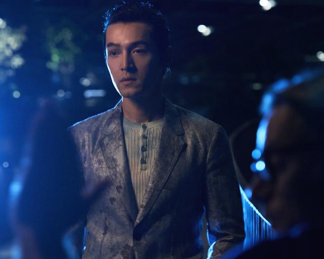 胡歌时尚大片,科幻感十足,风格很独特!而这个系列满满的男人味