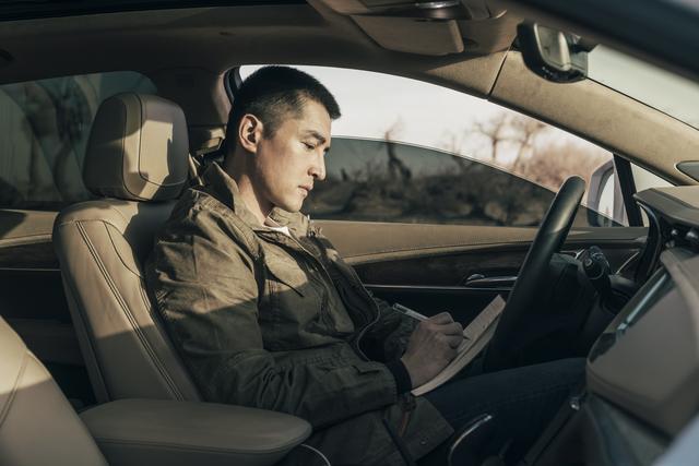 胡歌时尚大片,科幻感十足,风格很独特!而这个系列满满的男人味