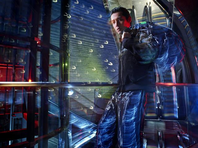 胡歌时尚大片,科幻感十足,风格很独特!而这个系列满满的男人味