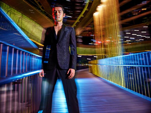 胡歌时尚大片,科幻感十足,风格很独特!而这个系列满满的男人味