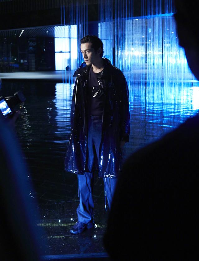 胡歌时尚大片,科幻感十足,风格很独特!而这个系列满满的男人味