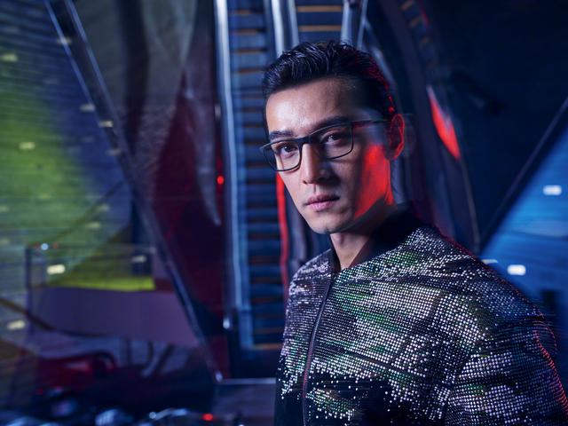 胡歌时尚大片,科幻感十足,风格很独特!而这个系列满满的男人味