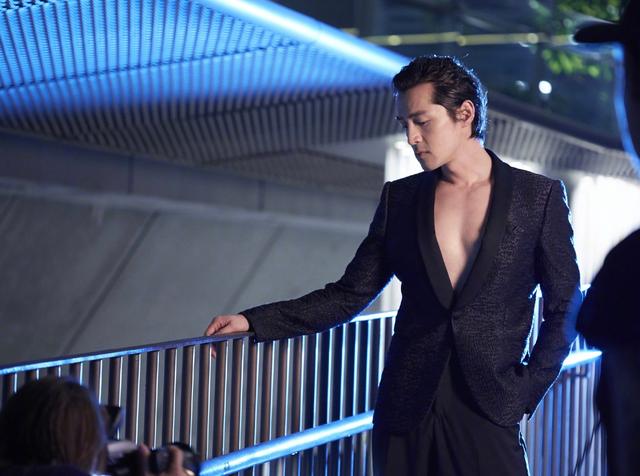 胡歌时尚大片,科幻感十足,风格很独特!而这个系列满满的男人味