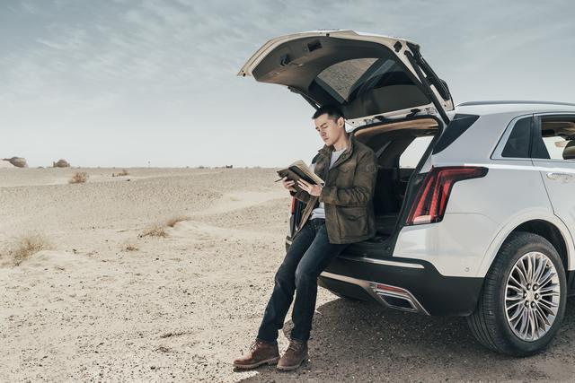 胡歌时尚大片,科幻感十足,风格很独特!而这个系列满满的男人味