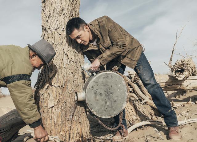 胡歌时尚大片,科幻感十足,风格很独特!而这个系列满满的男人味