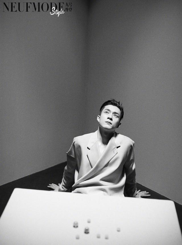 韩东君时尚大片,造型帅气十足,满满的硬汉风调!这身材很强悍