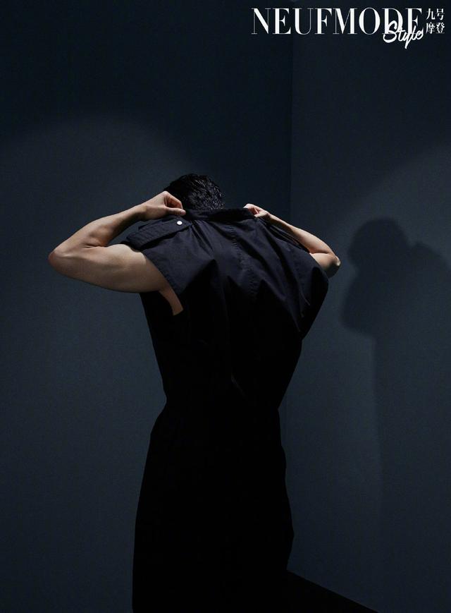 韩东君时尚大片,造型帅气十足,满满的硬汉风调!这身材很强悍