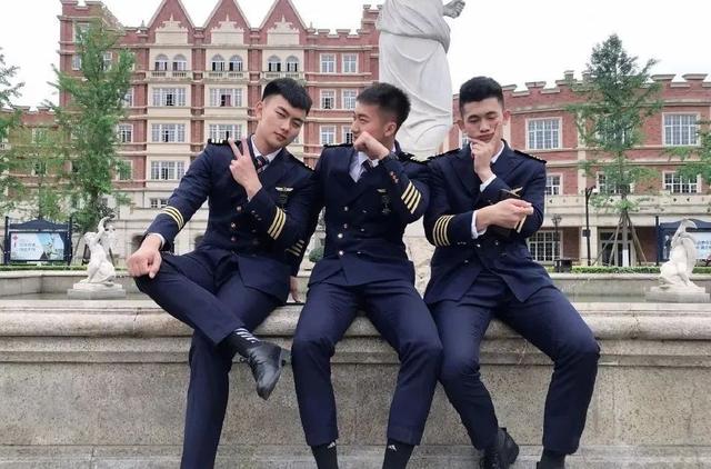 99年四川航空学院小哥,180CM大长腿这谁顶得住啊?