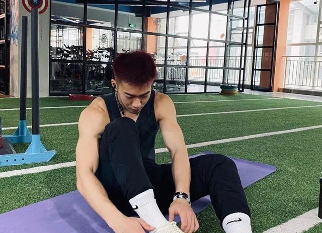 99年四川航空学院小哥,180CM大长腿这谁顶得住啊?