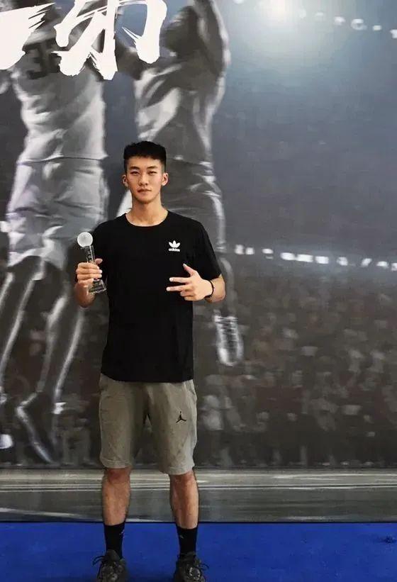 99年四川航空学院小哥,180CM大长腿这谁顶得住啊?