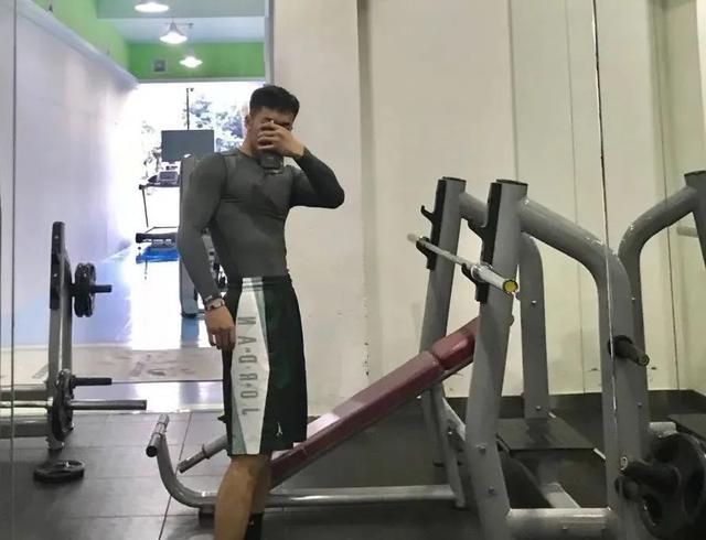 99年四川航空学院小哥,180CM大长腿这谁顶得住啊?