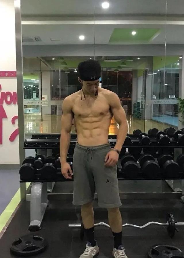 99年四川航空学院小哥,180CM大长腿这谁顶得住啊?