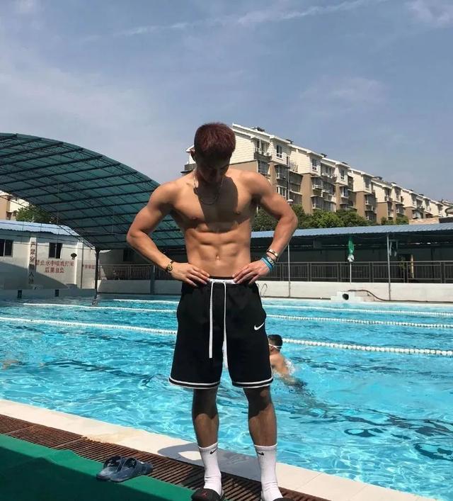 99年四川航空学院小哥,180CM大长腿这谁顶得住啊?