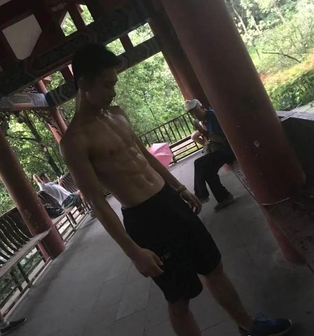 99年四川航空学院小哥,180CM大长腿这谁顶得住啊?