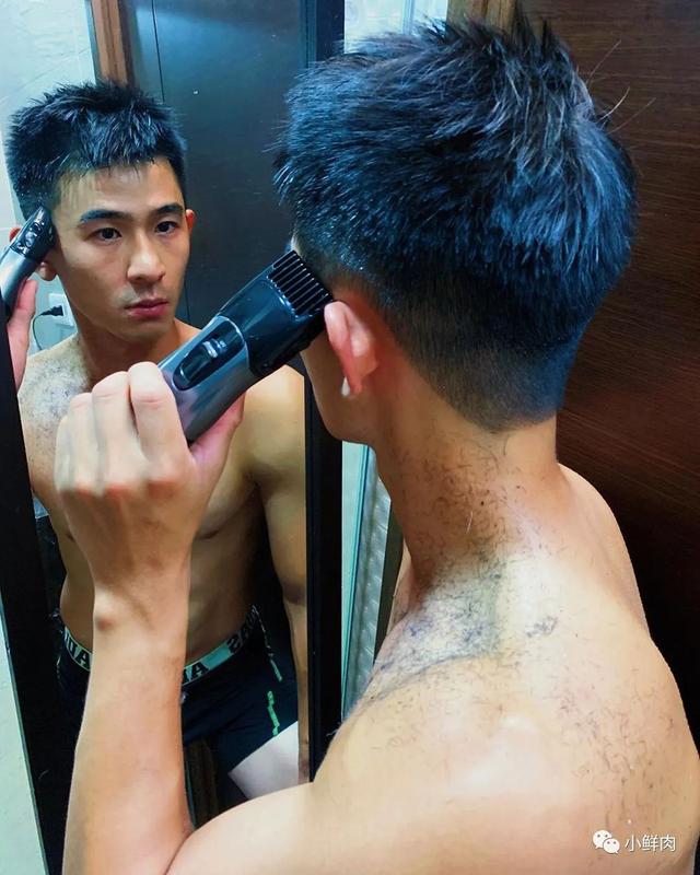 与吴青峰陈意涵合影的羽毛球小哥走红,网友:体会到萧亚轩的快乐