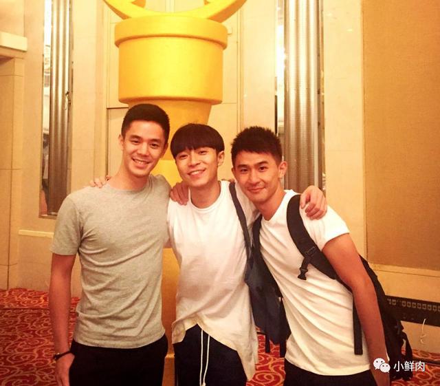 与吴青峰陈意涵合影的羽毛球小哥走红,网友:体会到萧亚轩的快乐