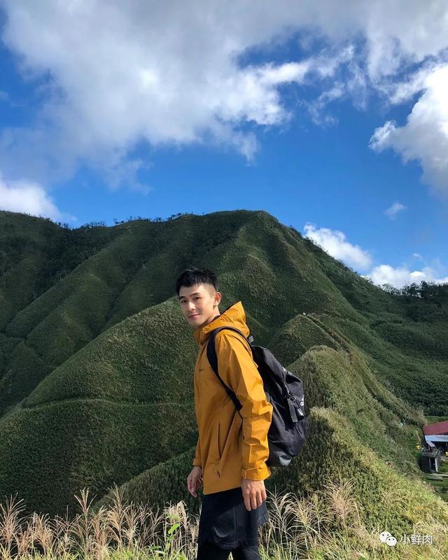 与吴青峰陈意涵合影的羽毛球小哥走红,网友:体会到萧亚轩的快乐