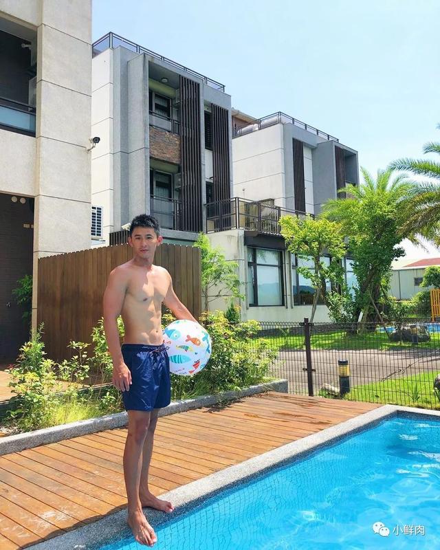 与吴青峰陈意涵合影的羽毛球小哥走红,网友:体会到萧亚轩的快乐