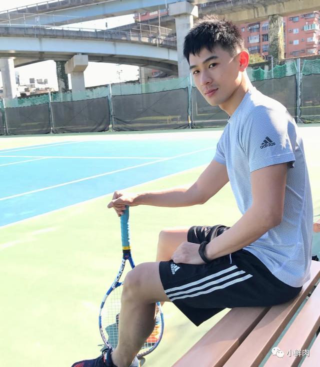 与吴青峰陈意涵合影的羽毛球小哥走红,网友:体会到萧亚轩的快乐