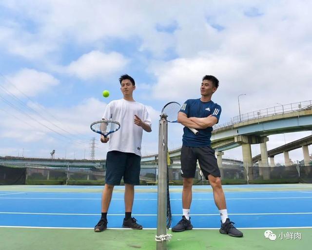 与吴青峰陈意涵合影的羽毛球小哥走红,网友:体会到萧亚轩的快乐