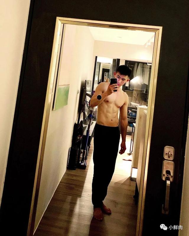 与吴青峰陈意涵合影的羽毛球小哥走红,网友:体会到萧亚轩的快乐