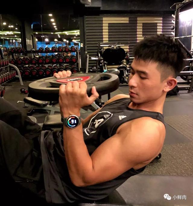 与吴青峰陈意涵合影的羽毛球小哥走红,网友:体会到萧亚轩的快乐