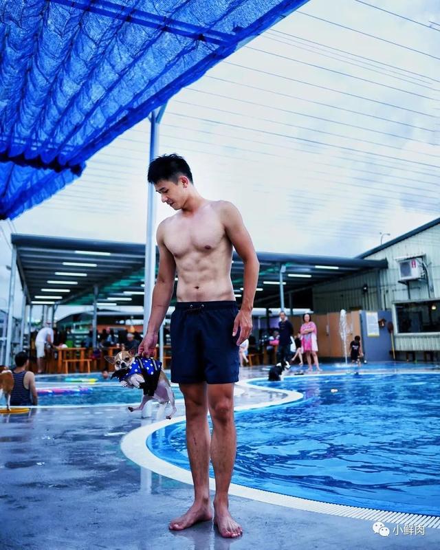 与吴青峰陈意涵合影的羽毛球小哥走红,网友:体会到萧亚轩的快乐