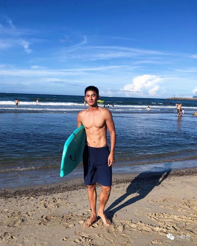 与吴青峰陈意涵合影的羽毛球小哥走红,网友:体会到萧亚轩的快乐