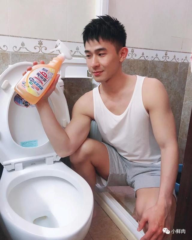 与吴青峰陈意涵合影的羽毛球小哥走红,网友:体会到萧亚轩的快乐