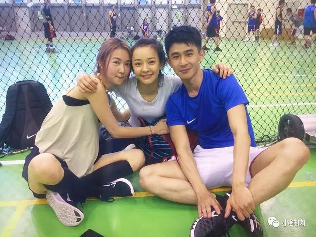 与吴青峰陈意涵合影的羽毛球小哥走红,网友:体会到萧亚轩的快乐