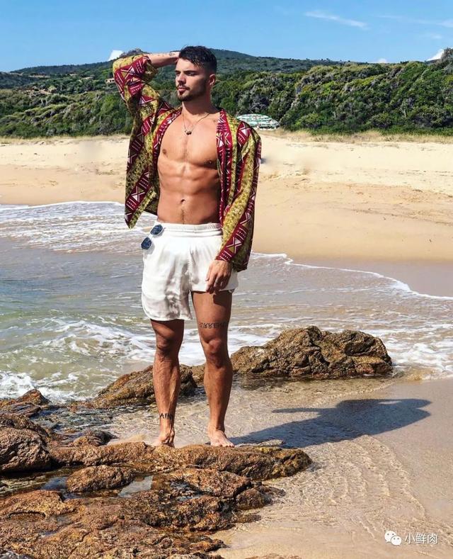 广州95后数学老师走红！这明明是男团出道的颜值啊