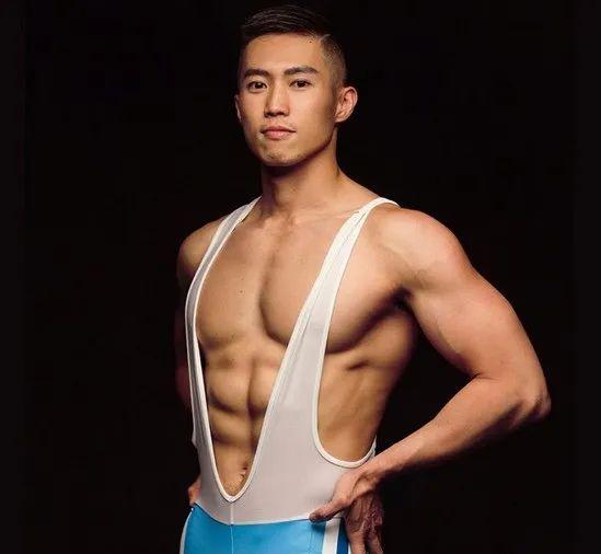 铁人三项紧身衣小哥火了,这看点跟陈艾森不分伯仲?!