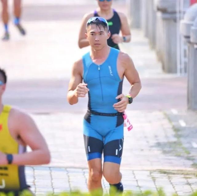 铁人三项紧身衣小哥火了,这看点跟陈艾森不分伯仲?!