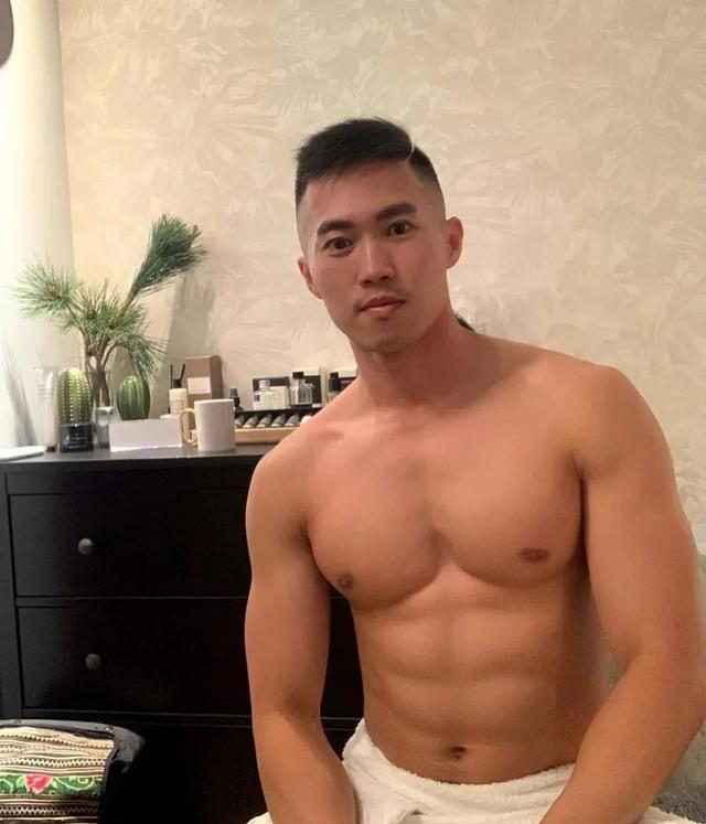 铁人三项紧身衣小哥火了,这看点跟陈艾森不分伯仲?!