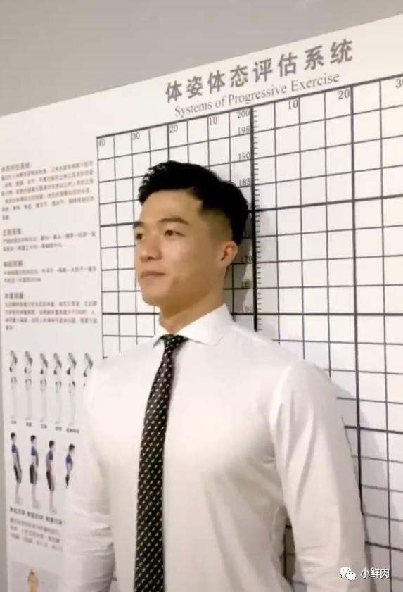 186CM广州房产正装小哥火了,网友:我要找他买房