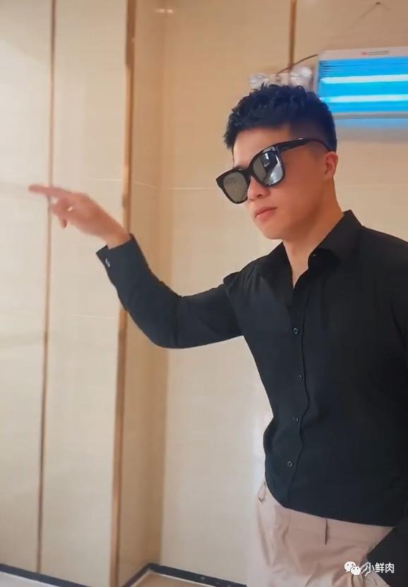 186CM广州房产正装小哥火了,网友:我要找他买房