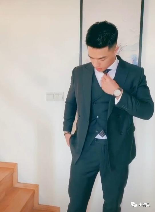 186CM广州房产正装小哥火了,网友:我要找他买房