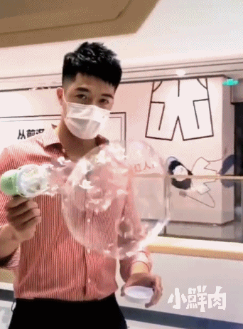 186CM广州房产正装小哥火了,网友:我要找他买房