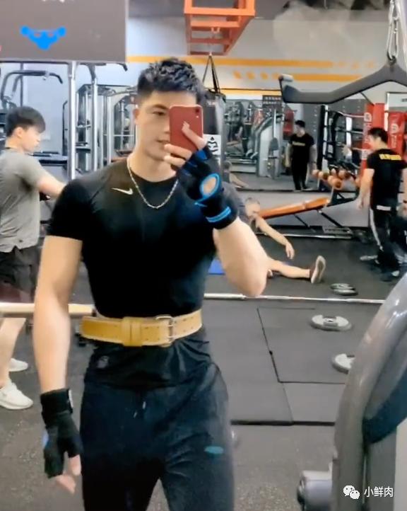 186CM广州房产正装小哥火了,网友:我要找他买房