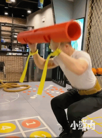 186CM广州房产正装小哥火了,网友:我要找他买房