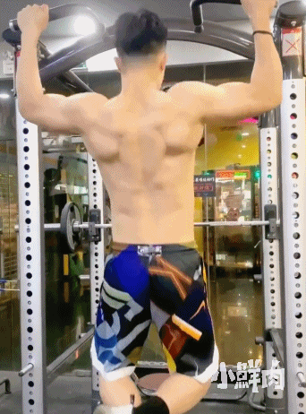 186CM广州房产正装小哥火了,网友:我要找他买房