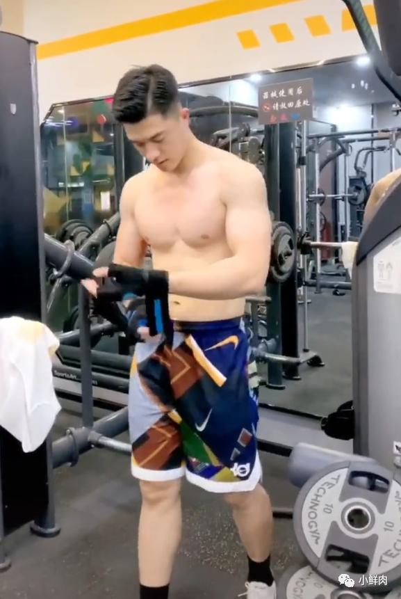 186CM广州房产正装小哥火了,网友:我要找他买房