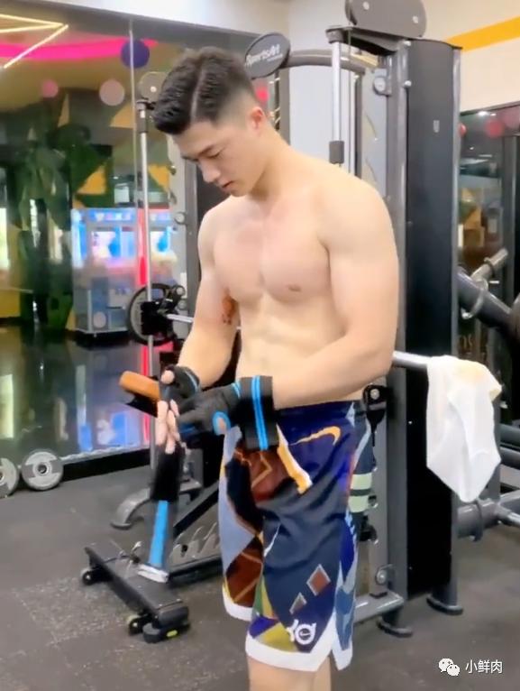 186CM广州房产正装小哥火了,网友:我要找他买房