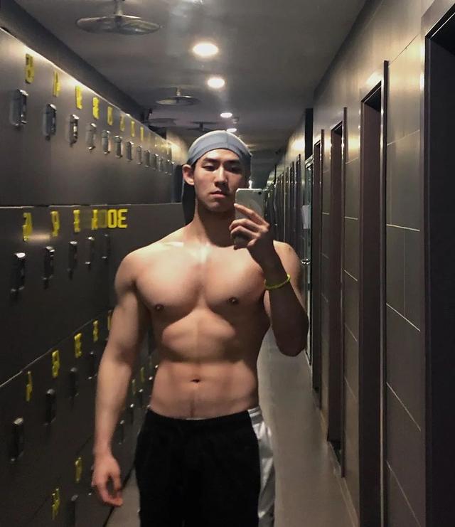 寸头大鼻子网红硬照一览，这腱子肉不输张云龙韩东君！