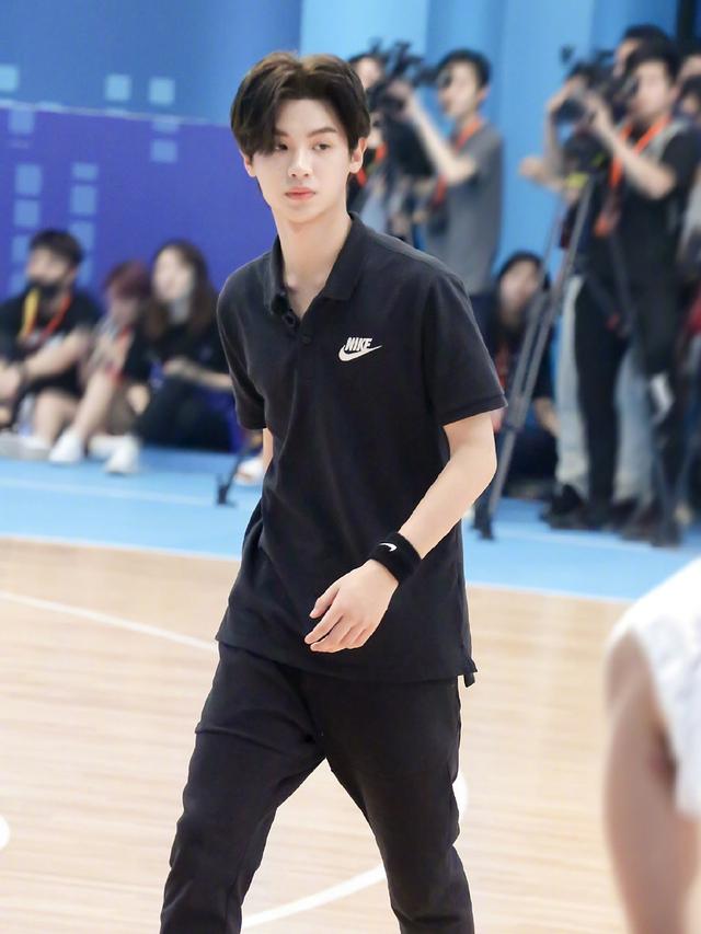 为什么你穿Polo衫就“土土”的,而男星们穿起来就那么帅呢?