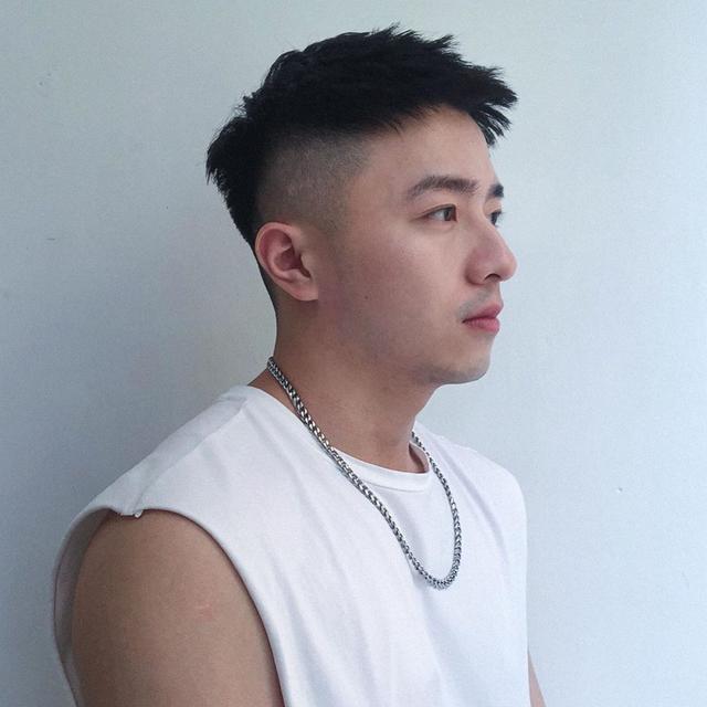 男生“两边剃光,中间留长”的发型,这4款很帅气,不要剪错了