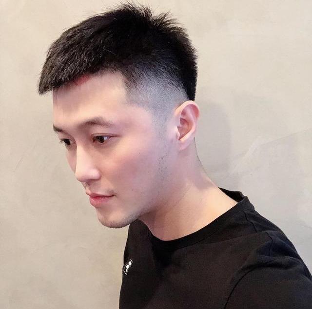 男生“两边剃光,中间留长”的发型,这4款很帅气,不要剪错了