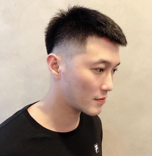 男生“两边剃光,中间留长”的发型,这4款很帅气,不要剪错了
